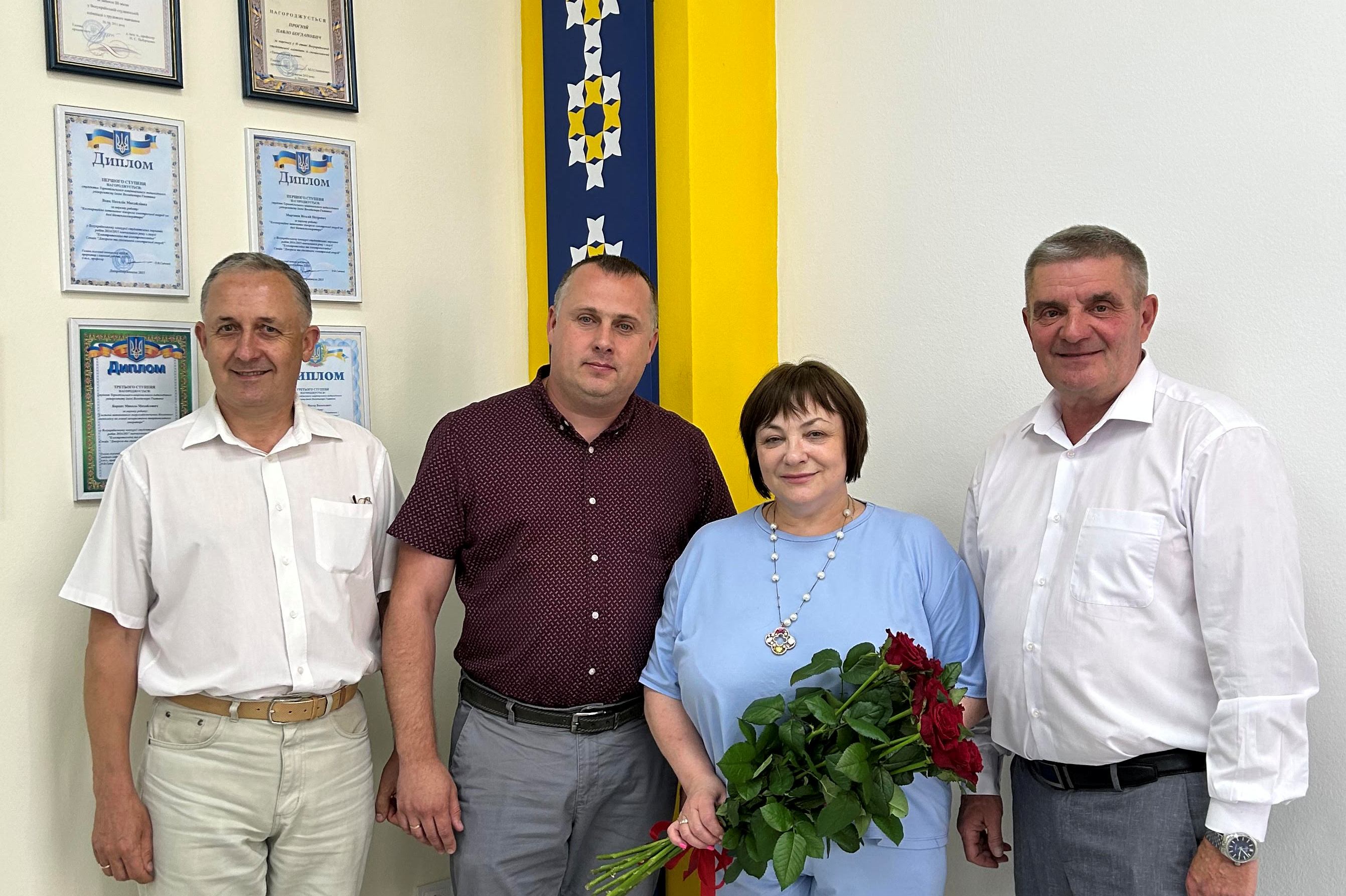 На фото Іван Каплун, Тарас Сорока, Надія Дробик і Борис Струганець